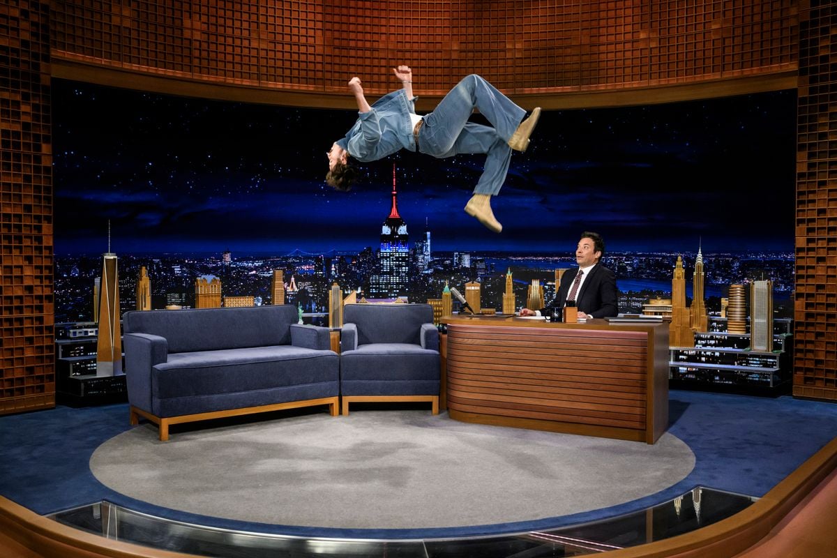 Benson Boone hace un retroceso durante una entrevista con el presentador Jimmy Fallon 
