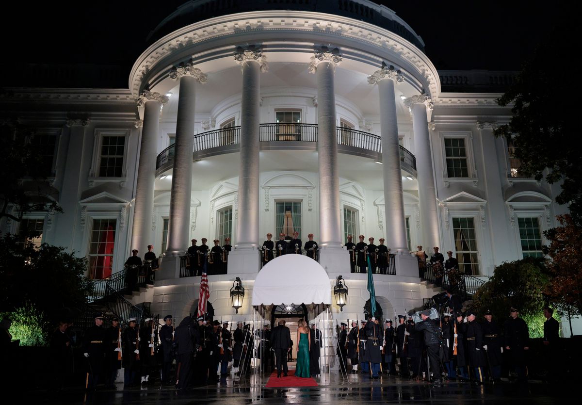 Melania Trump wears jewel-green strapless gown at White House state ...