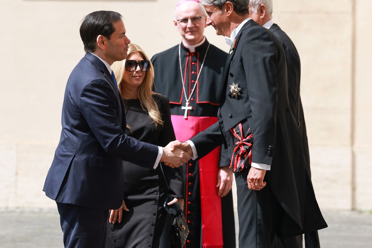 Meeting with Pope Leo XIV, Rubio chose a refined all-black look that balanced tradition with an understated sense of style.