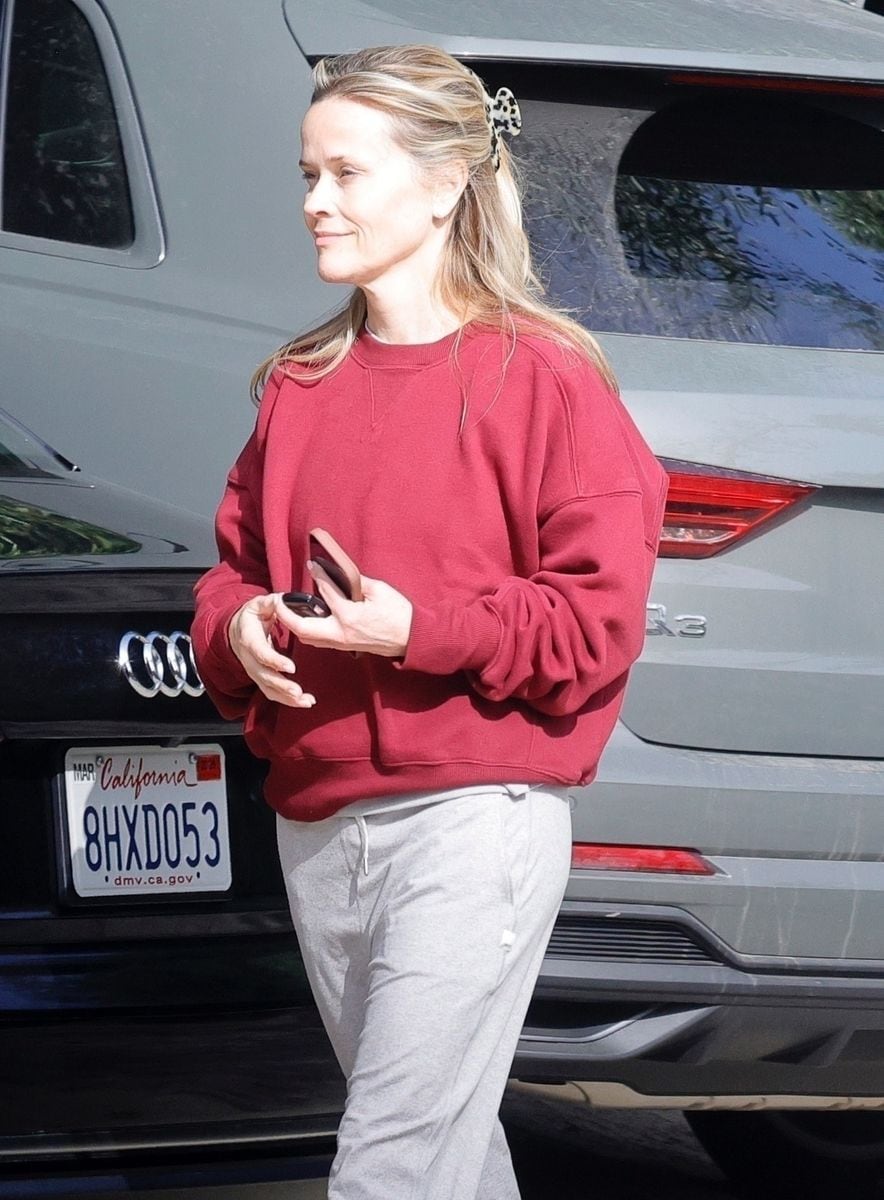 Reese opted for a casual, makeup-free look in an Aerie Offline sweatshirt and Vuori sweatpants