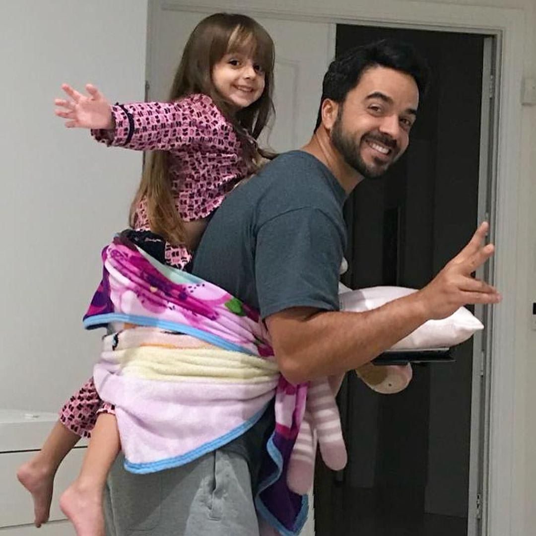 Luis Fonsi con su hija