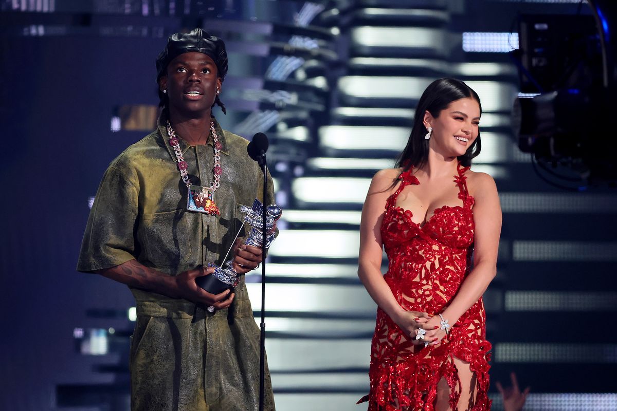 Rema and Selena Gomez accept the Best Afrobeats award for "Calm Down" 
