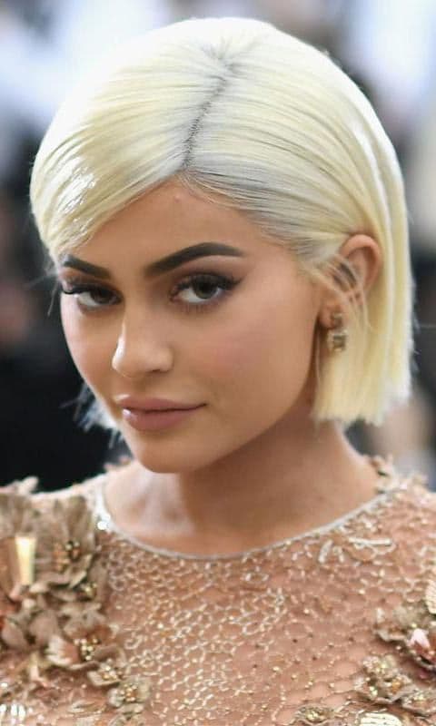 Kylie Jenner con corte bob y cabello rubio