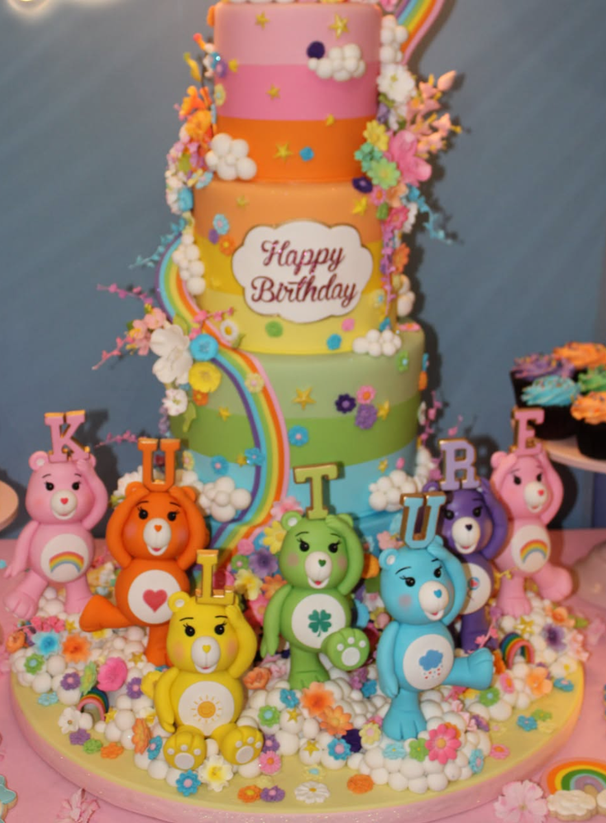 One of the biggest highlights of the celebration was an over-the-top custom birthday cake that quickly became a talking point.