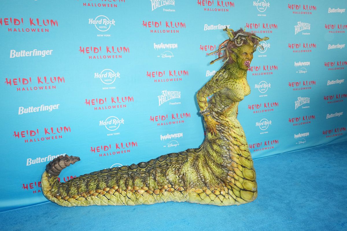 Arriving covered head-to-toe in intricately detailed green and gold reptilian prosthetics, Klum was unrecognizable.