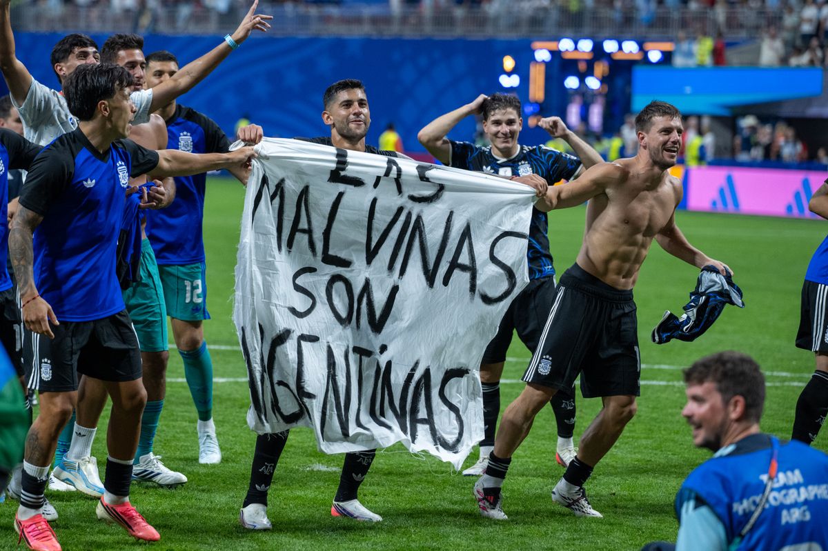 Lisandro Martinez, Cristian Romero, Giovani Lo Celso with a banner during the FIFA World Cup 2026 semi-final match between England and Argentina