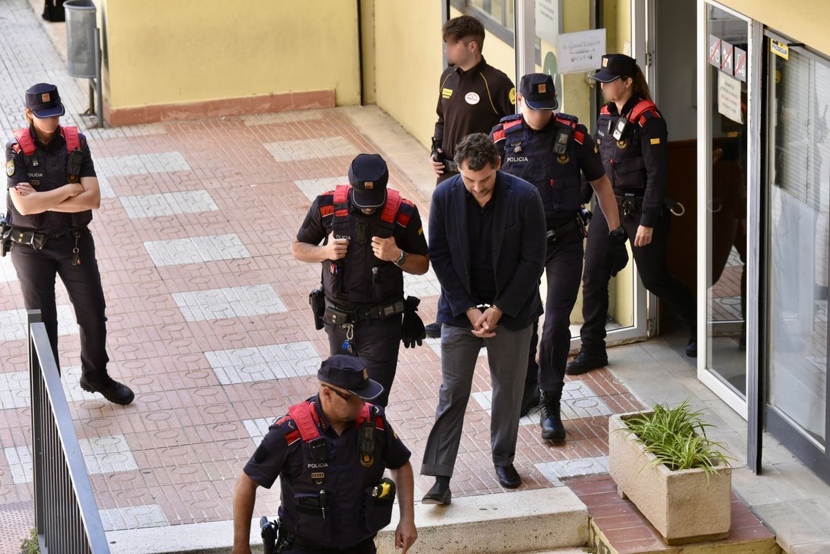 The Mossos d'Esquadra have arrested Jonathan Andic, the son of Mango founder Isak Andic, for the death of his father on 14 December 2024 after falling down a ravine in the Salnitre Caves in Collbato (Barcelona).