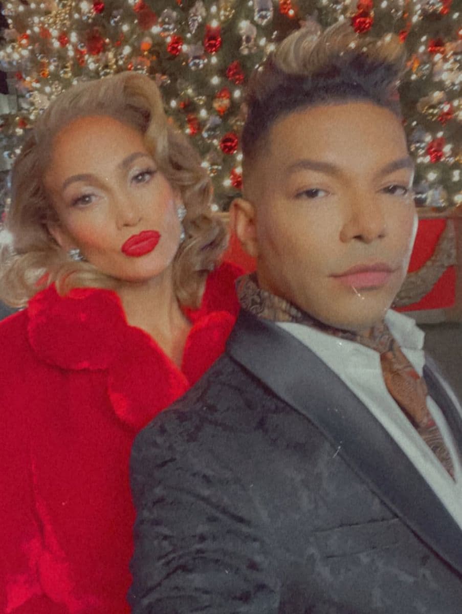 Lopez took some photos with the singer Stevie Mackey