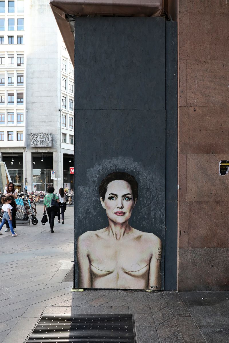 The mural by Alexsandro Palombo, Love yourself, in which Angelina Jolie is portrayed showing the signs of a mastectomy on World Breast Cancer Day: a message to celebrate the strength and courage of women.
