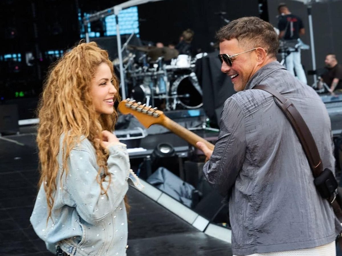 Sanz & Shakira back together singing Besame