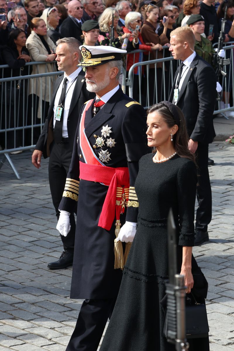 The Order of the Golden Fleece, one of Felipe VI’s most significant honors, stands out among the decorations worn by the Spanish monarch in Oslo.