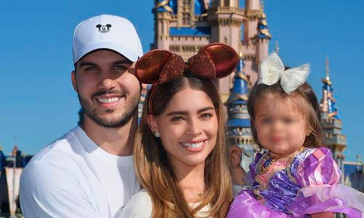 Camila Avella con su esposo e hija