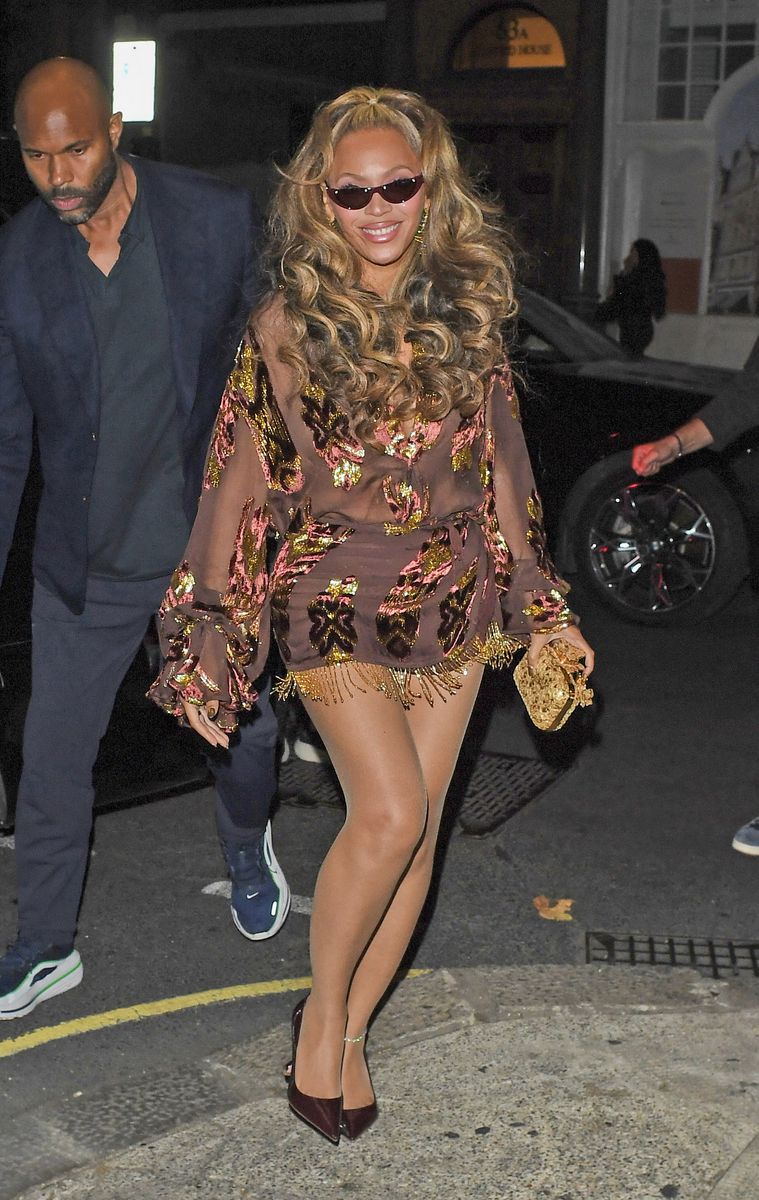 The singer paired her shimmering ensemble with cranberry Jimmy Choo cat-eye sunglasses, pointed pumps and a gold statement clutch.