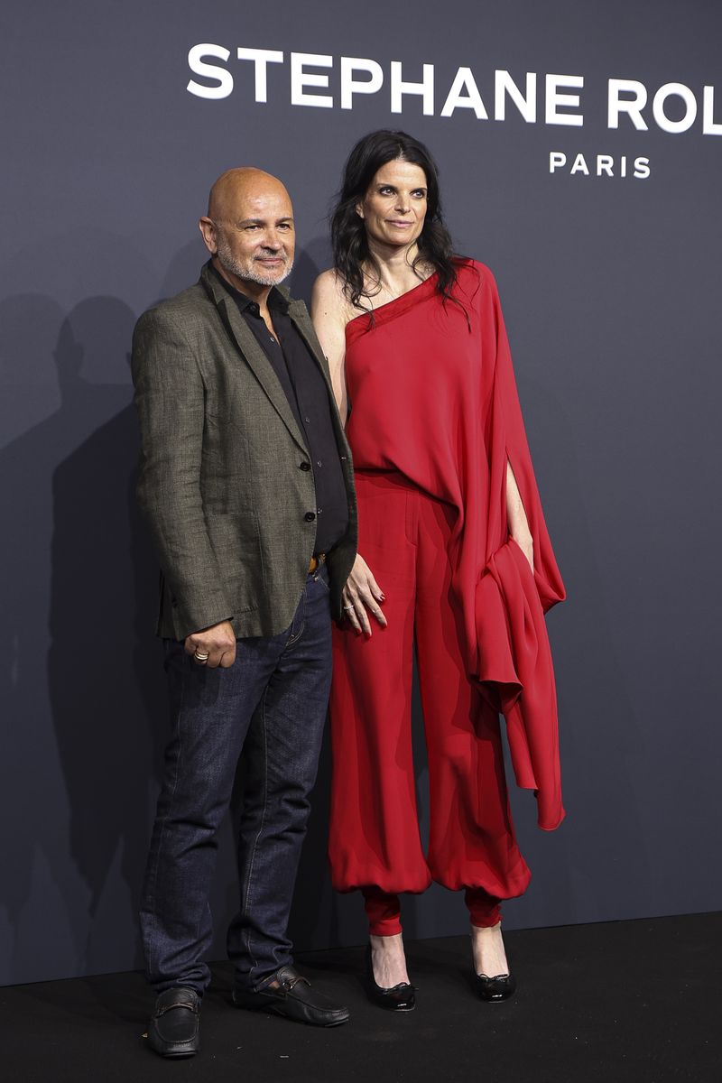 The look featured a soft, cape-like extension that added movement and a sense of drama while keeping the silhouette clean.