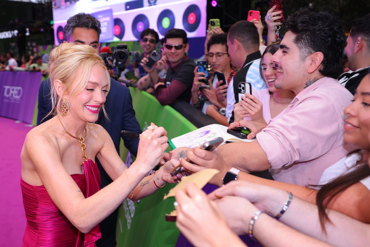 From stunning pink outfits to a fresh glam look, the Freaky Friday star shines in Mexico while reuniting with fans and promoting her new film.