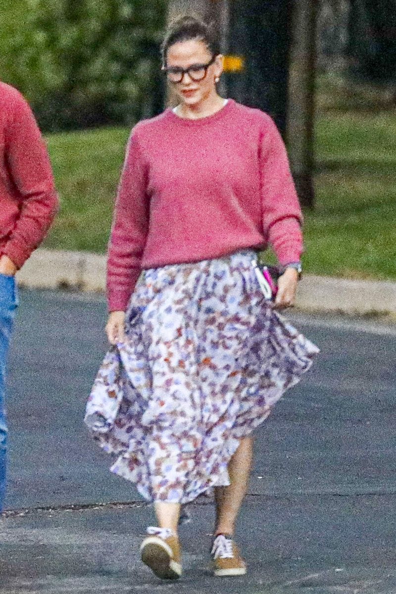  Jennifer Garner and her boyfriend, CaliGroup CEO John Miller, were seen holding hands as they arrived at Garner's Brentwood mansion for a relaxing weekend. The couple, who have been quietly enjoying their time together, appeared in great spirits as they prepared to spend some quality time away from the spotlight.