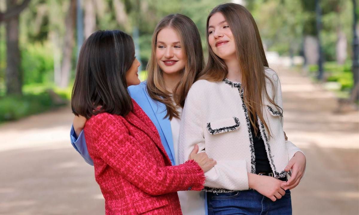 The Queen and her daughters looked stylish wearing jackets for the photo session.