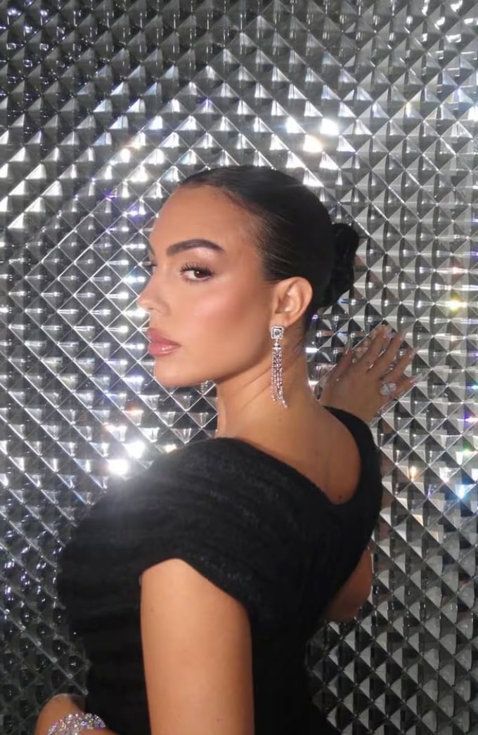 For her beauty look, Georgina Rodríguez opted for understated makeup, defined glossy lips, and a polished, clean-look updo.