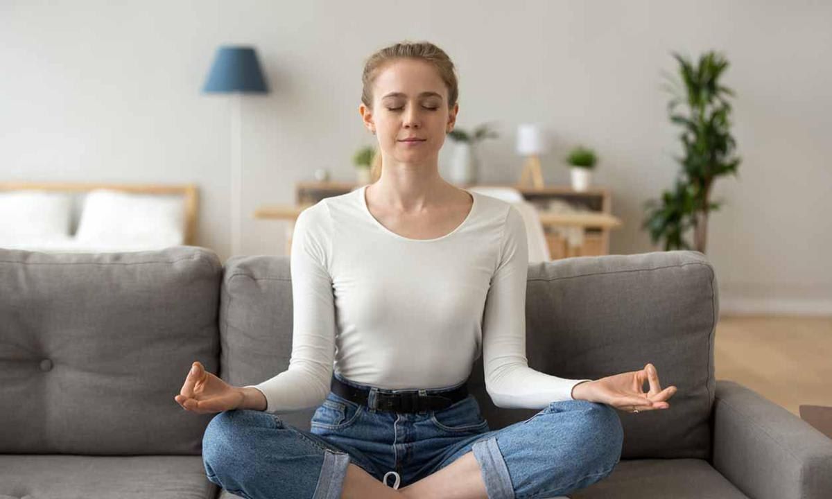 Mujer meditando