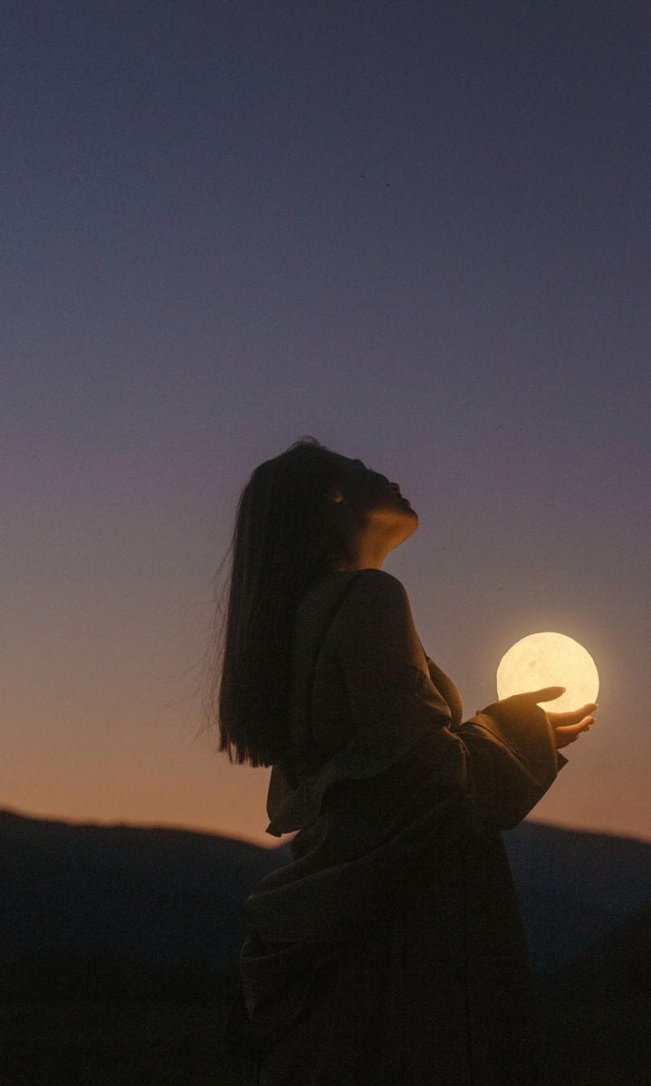 Moon Rituals: Transform your life and align with lunar cycles