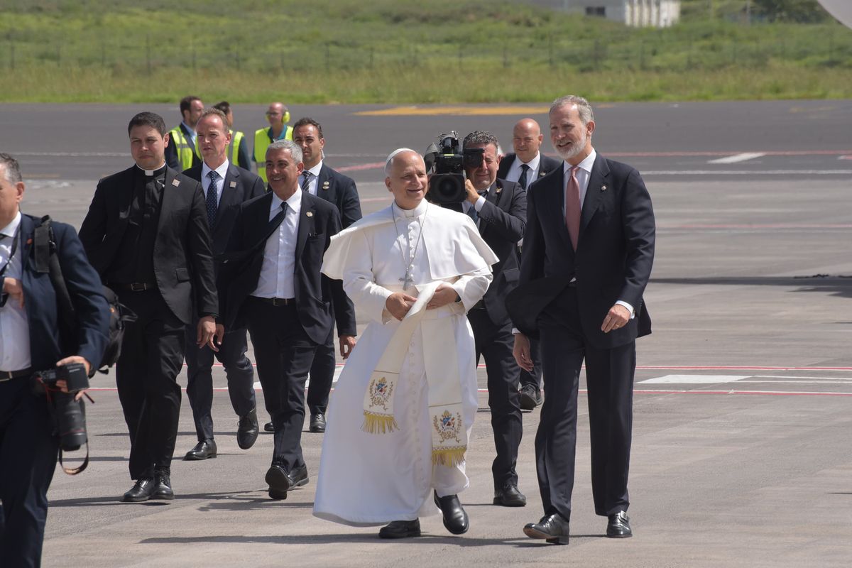 The pontiff greets officials and well-wishers as he concludes his seven-day visit to Spain.