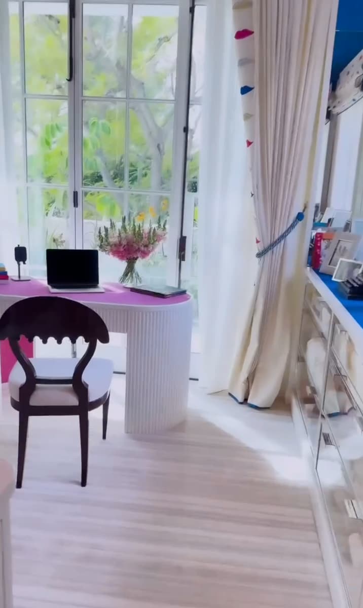 Lauren Sanchez shares glimpse at her writing room