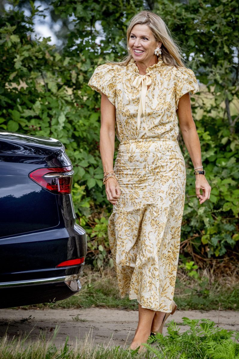Queen Máxima gets behind the wheel of a tractor in glamorous royal look