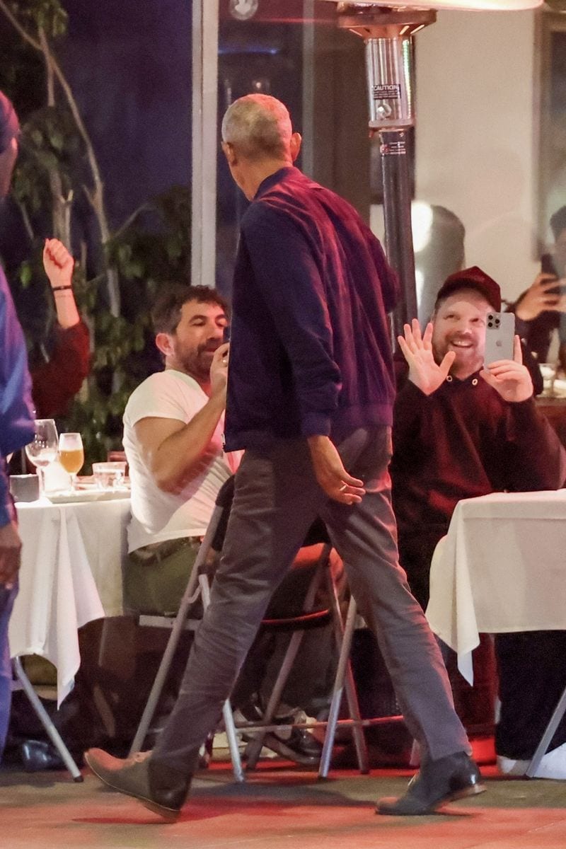 Former President Barack Obama enjoys a family dinner in Los Angeles with daughters Malia and Sasha.