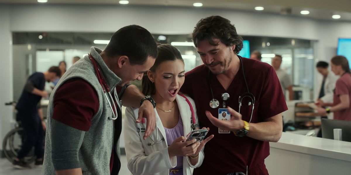 Santiago Segura as Gabriel Moreno, Daniela Nieves as Camila Perez and Arturo Del Puerto as Luis Dominguez in Episode 106 of Pulse