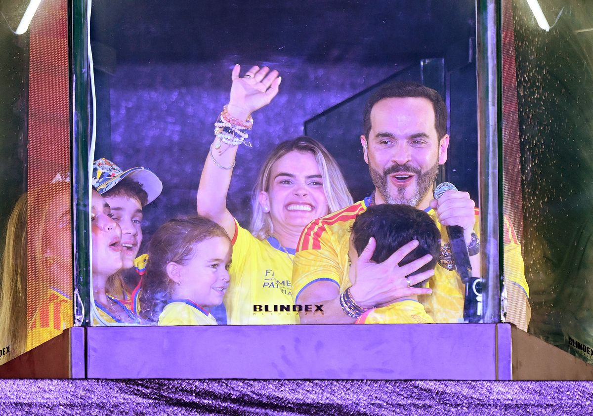 A united front: President-elect Abelardo de la Espriella and his wife Ana Lucía Pineda alongside their four children: Lucía, Salvador, Filippo, and Francesca.