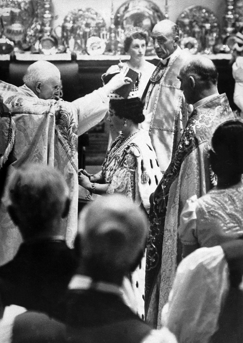 The Queen's crown was specially made for the ceremony and is mounted on platinum. The circle is the one belonging to the crown Victoria used to wear at the Court. At the top, the famous Koh-i-Noor diamond.  