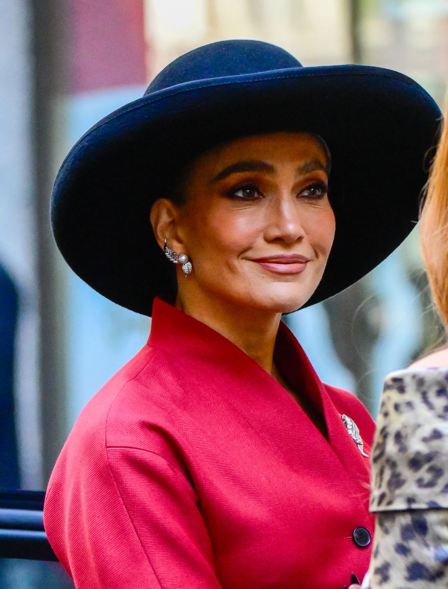 Her outfit, designed by Christian Dior, transported onlookers to an era when fashion was all about elegance, confidence, and cinematic allure.