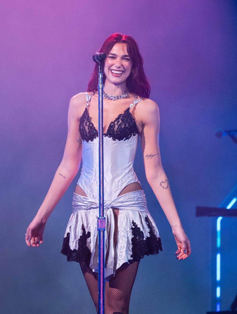 Dua Lipa y Callum Turner llevan su amor a París - Abundan los rumores de compromiso