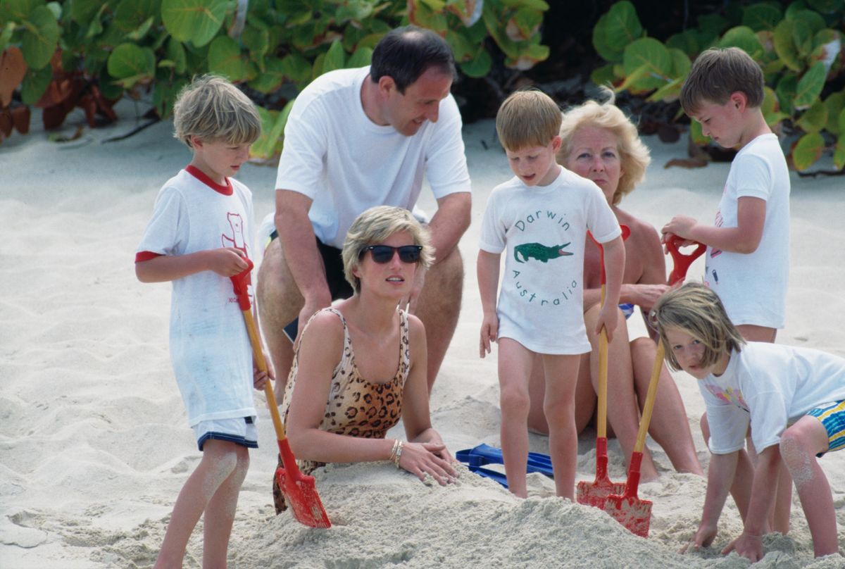Diana, Princesa de Gales (1961 - 1997), de vacaciones con sus hijos, el Príncipe William y el Príncipe Harry, y los hijos de su hermana en la Isla Necker, en las Islas Vírgenes Británicas, el 11 de abril de 1990. 