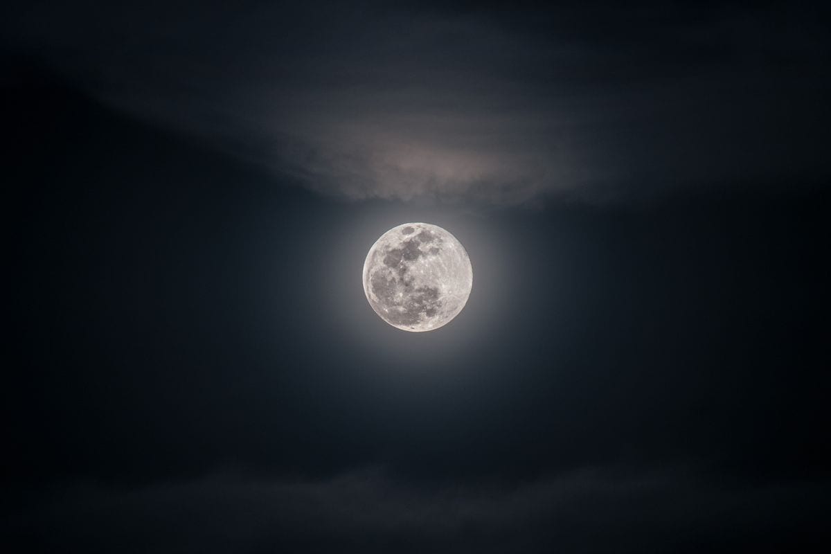 Even if the Moon cooperates, city lights can ruin your night. 