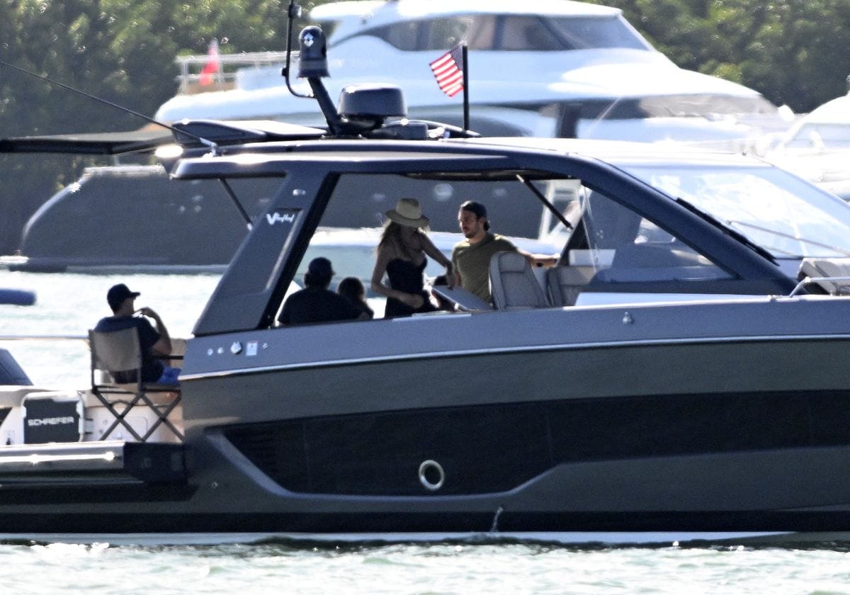 Gisele Bündchen and her boyfriend Joaquim Valente spend the day on their new boat with friends in Miami