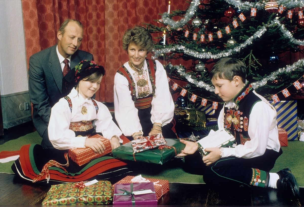 Crown Prince Harald and Crown Princess Sonja with their children, Princess Märtha Louise and Prince Haakon Magnus, during the 1980s.