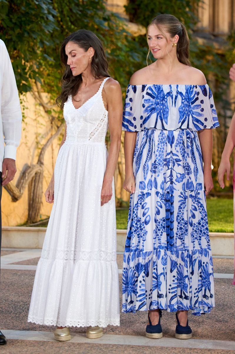 PALMA DE MALLORCA, SPAIN - AUGUST 04: Queen Letizia of Spain (L) and Crown Princess Leonor of Spain (R) host a dinner for authorities at Marivent Palace on August 04, 2025 in Palma de Mallorca, Spain. (Photo by Carlos Alvarez/Getty Images)