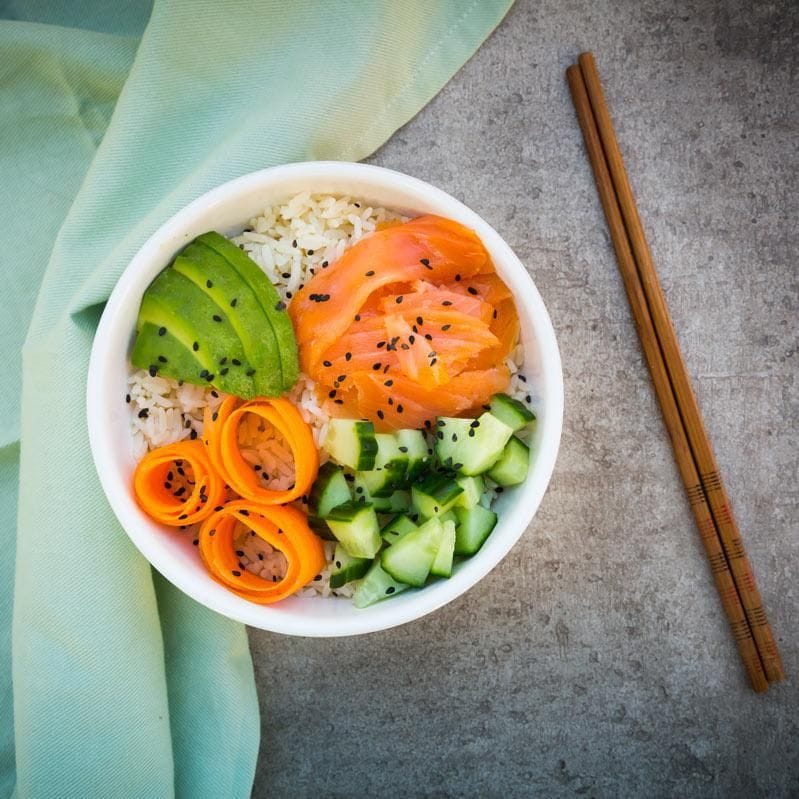 Ensalada de salmón con zanahoria, arroz y pepino