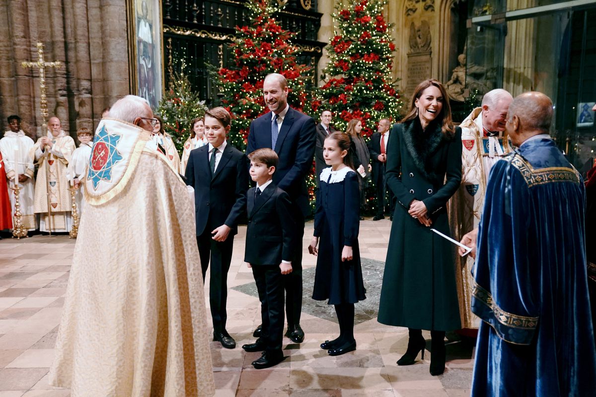 Before entering, she was affectionate with George, Charlotte, and Louis, and once inside, seated in the front row, she remained attentive to ensure they enjoyed every moment of the event