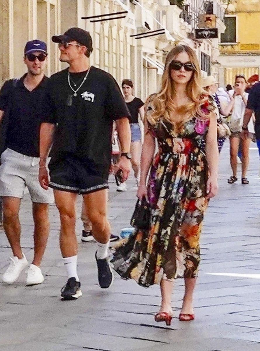 Orlando & Sydney stroll through Venice after Bezos wedding bash.
