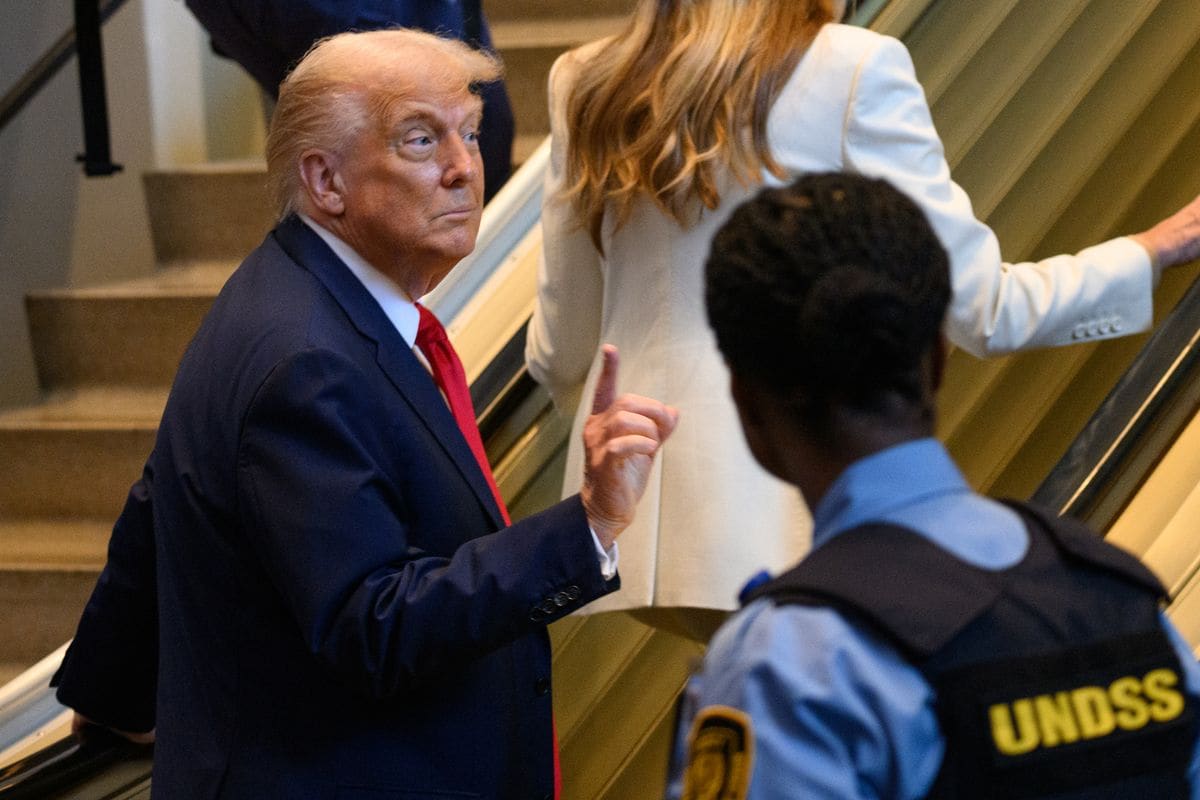 Onlookers watched in confusion as Melania, unfazed, took the lead and walked up the stalled steps.