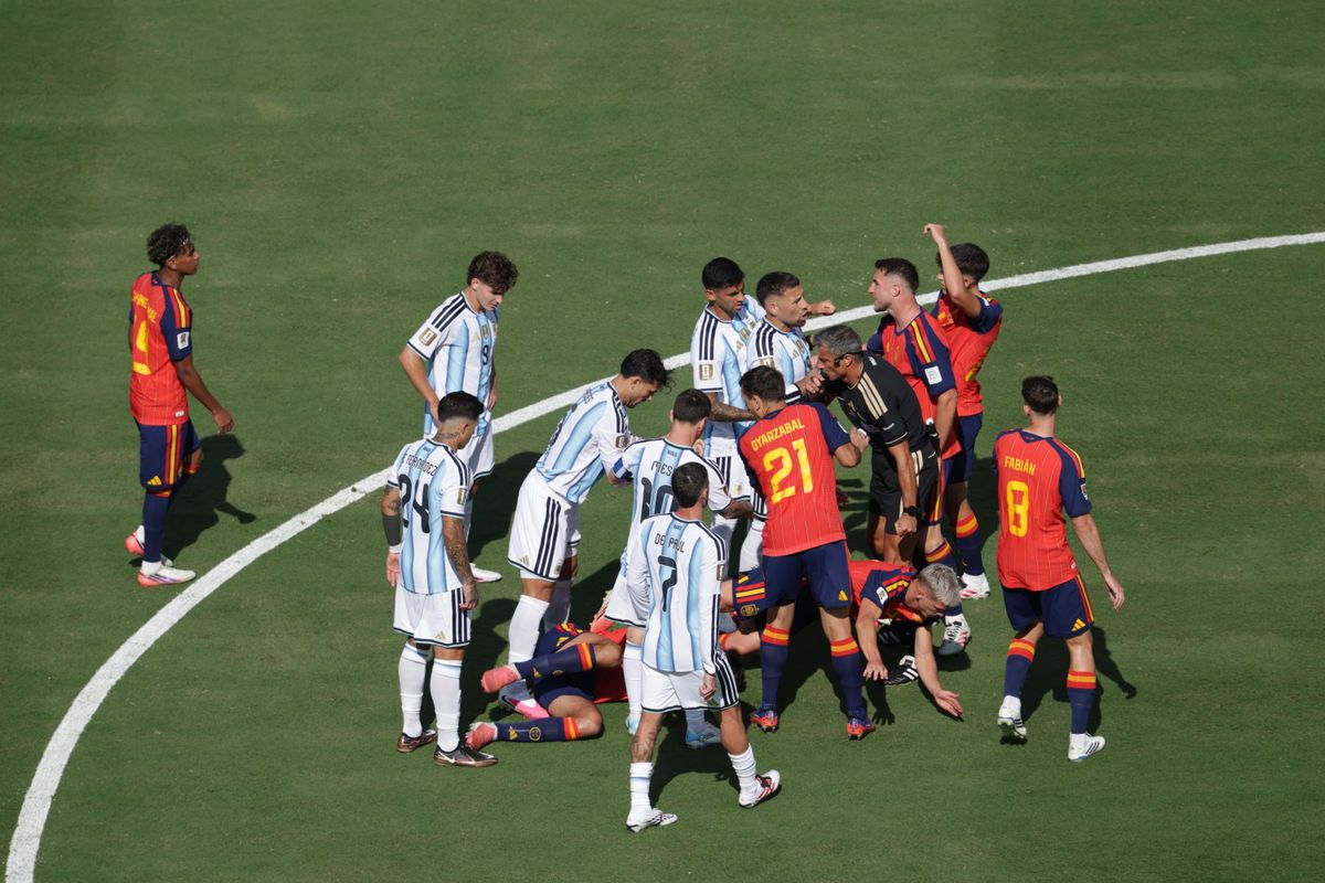 Spain and Argentina players scuffle during the FIFA World Cup Final match at New York New Jersey Stadium
