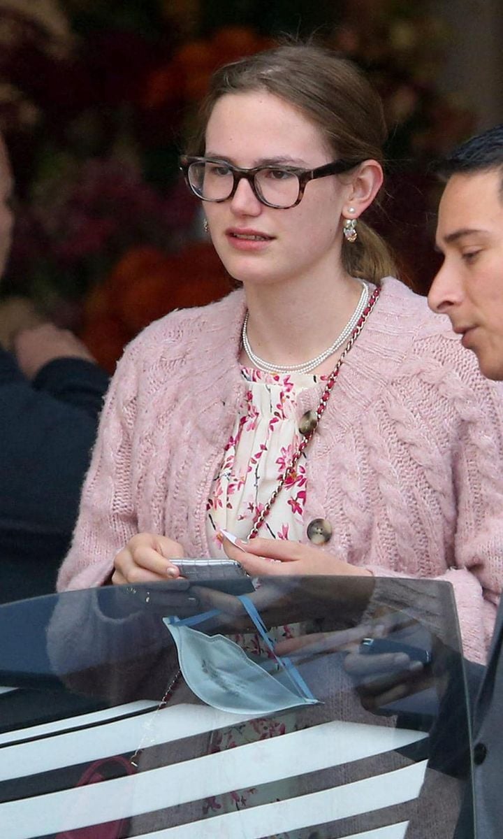 Violet Affleck was spotted departing The Maybourne Hotel after having lunch with Jennifer Lopez and a friend.