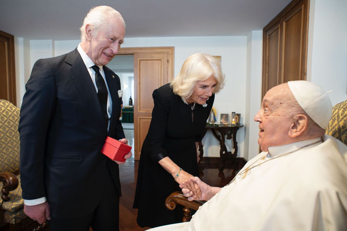 In this handout image supplied by the Vatican on April 10, King Charles III and Queen Camilla meet Pope Francis during day three of their State visit to The Republic of Italy on April 09, 2025 in Vatican City. Their Majesties will attend a State Banquet at the Palazzo Quirinale, hosted by The President. (Photo by Vatican via Getty Images)