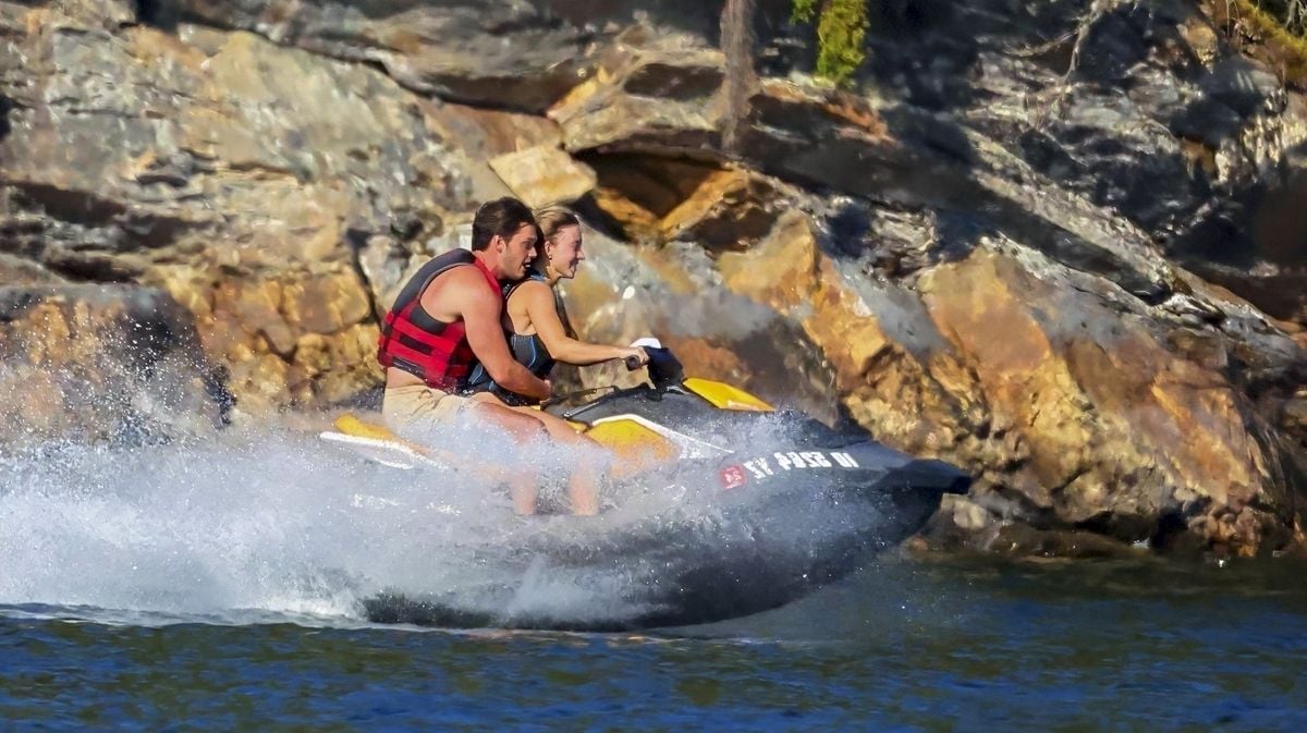 Sydney Sweeney y The Mystery Man compartieron momentos especiales, que incluyen un emocionante salto de cuerda de un acantilado y un juguetón en jet ski Ride