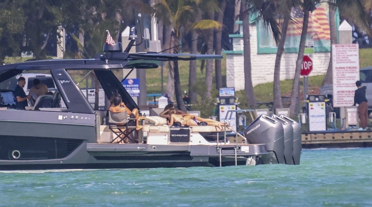 Gisele Bündchen and Joaquim Valente enjoyed a sunny day on the water as they sailed through Miami Bay
