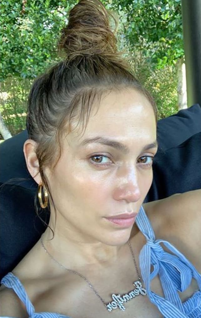 This is not the first time Jennifer Lopez shows off her radiant skin with no makeup 