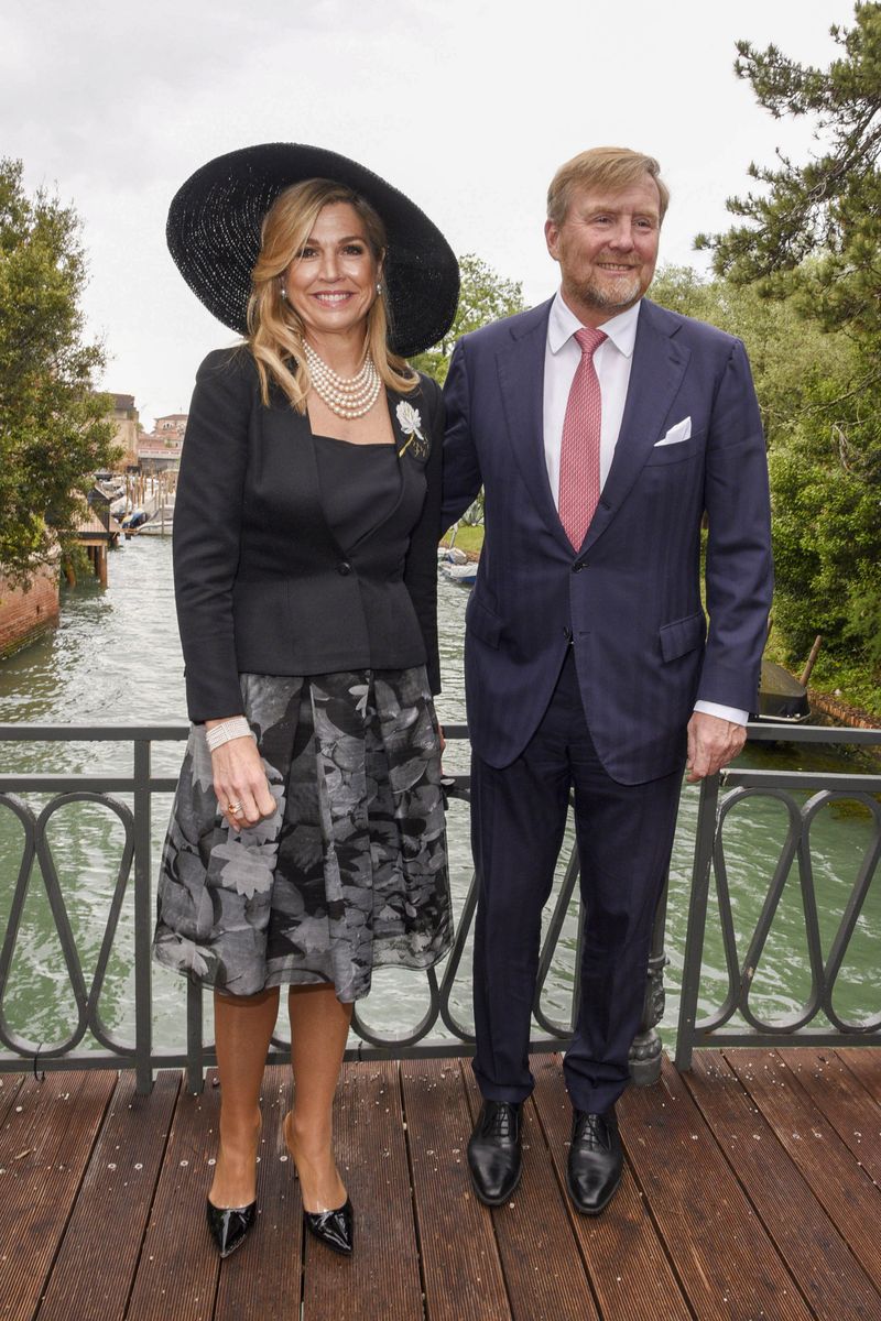 Elevating the ensemble even further was a dramatic wide-brimmed hat that infused the look with unmistakable couture flair and a touch of vintage screen-star glamour. 