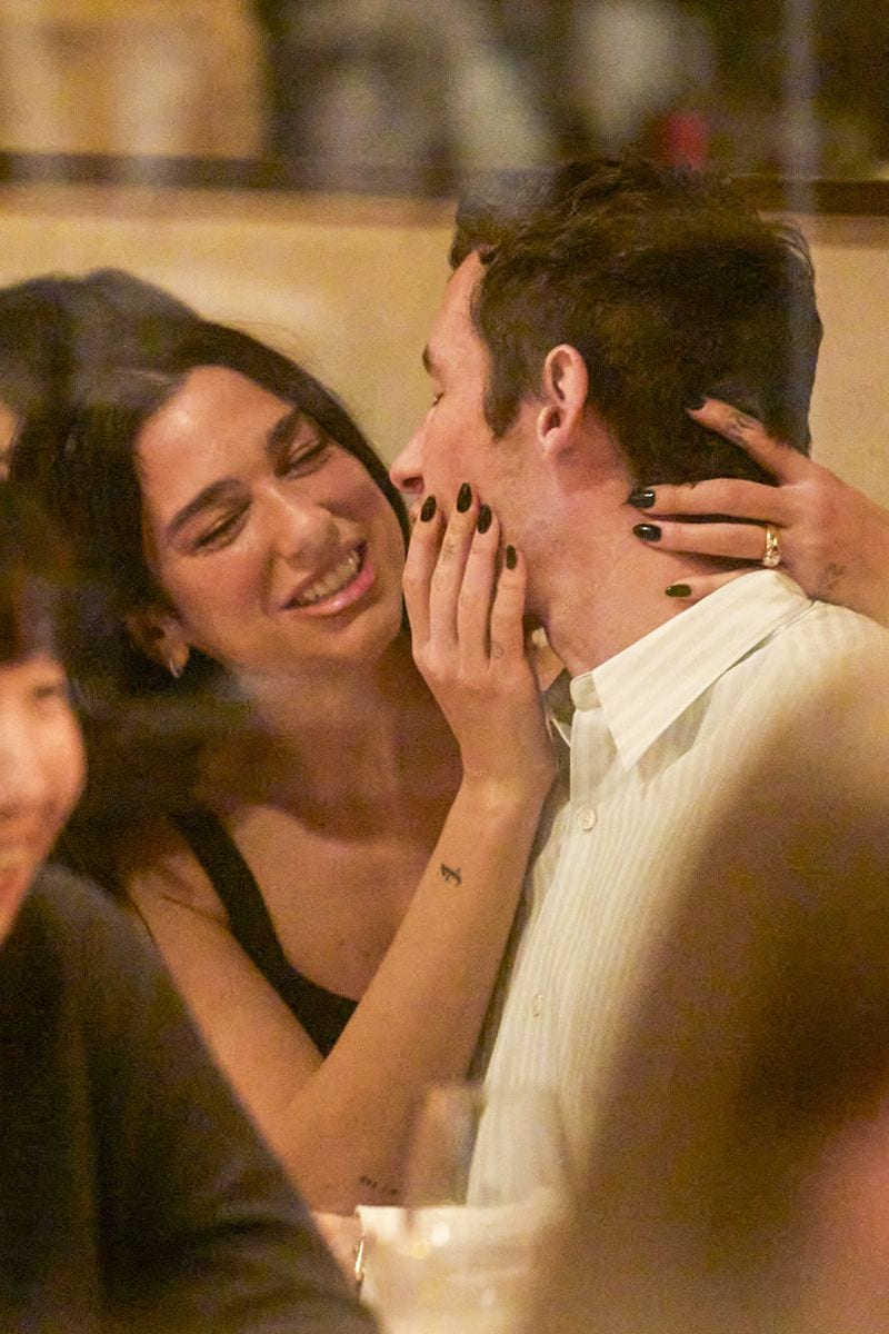 Dua Lipa y Callum Turner llevan su amor a París - Abundan los rumores de compromiso